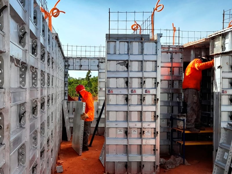 Sistema parede de concreto em obras Minha Casa Minha Vida